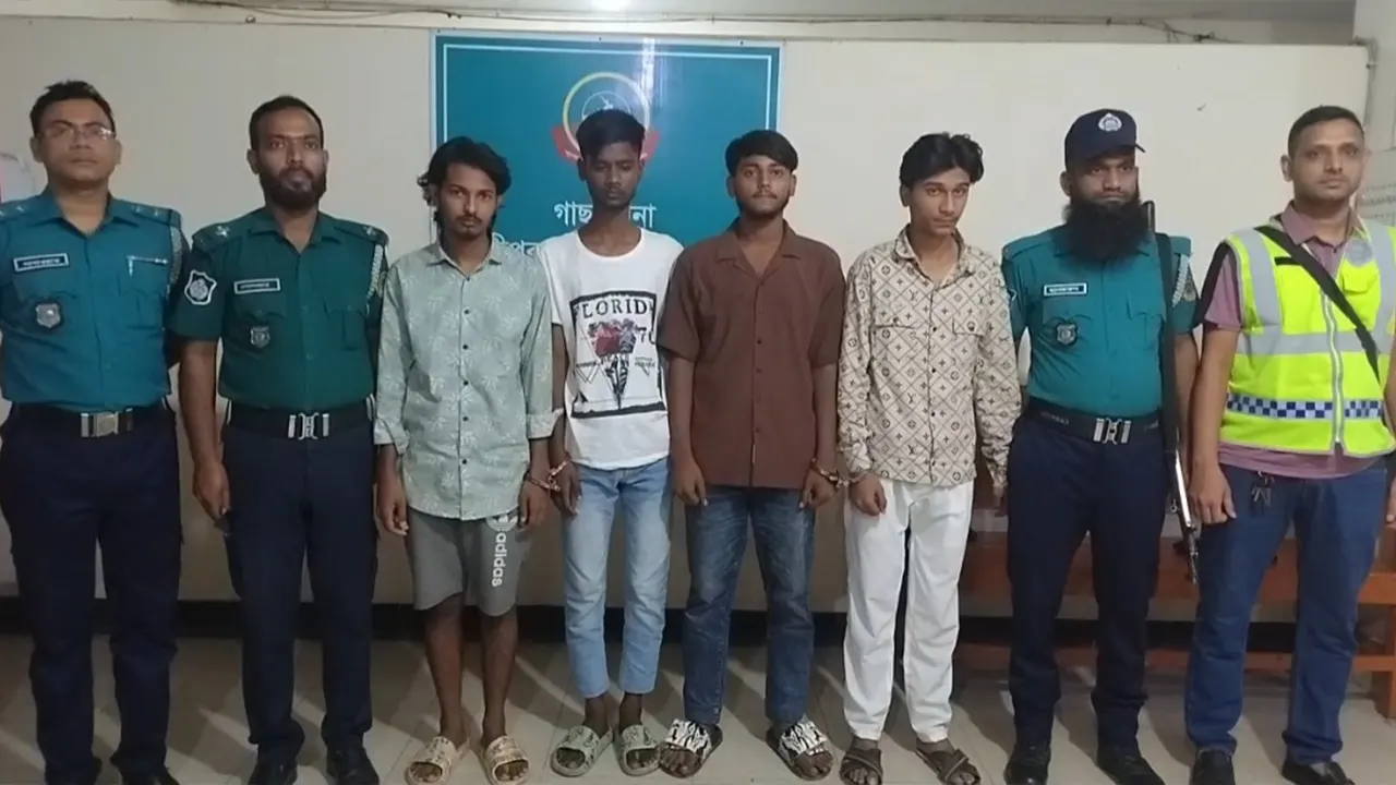 বাটা শোরুমসহ দোকান ভাঙচুরের অভিযোগে গ্রেপ্তারকৃতরা। ছবি : কালবেলা