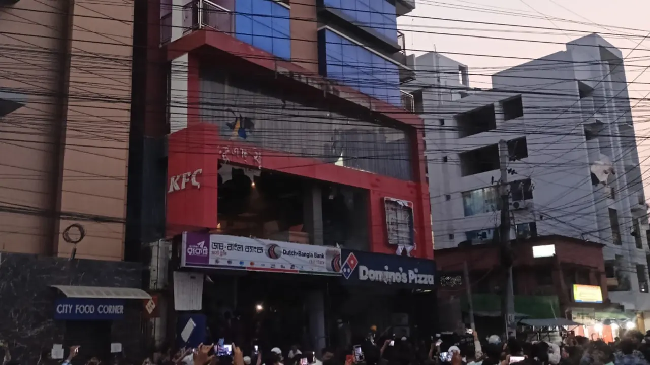 কেএফসি শোরুমসহ দোকান ভাঙচুর। ছবি : কালবেলা