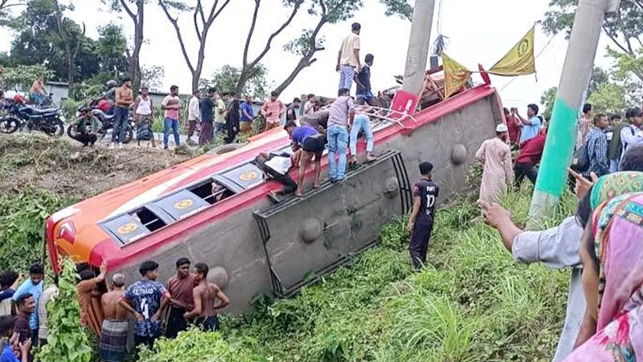 ফরিদপুরে হাইডেক্স নামের একটি বাস নিয়ন্ত্রণ হারিয়ে রাস্তার খাদে পড়ে। ছবি : কালবেলা