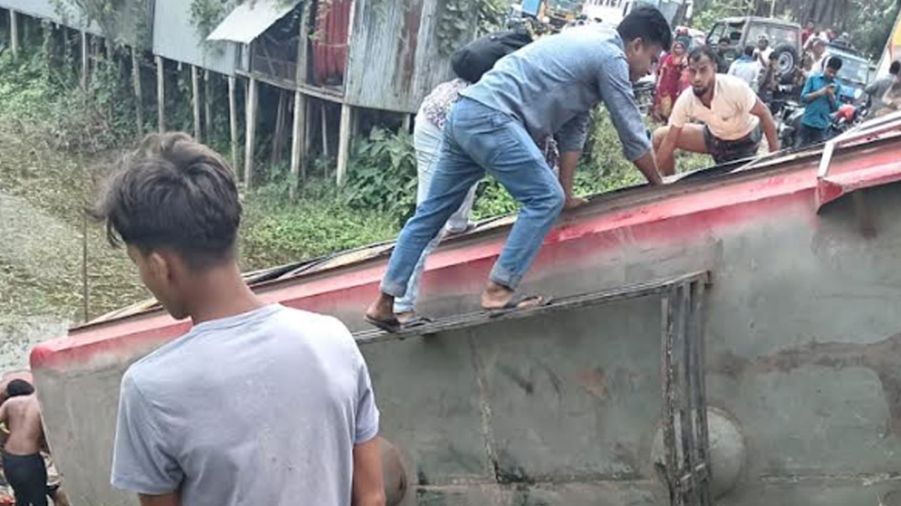 ফরিদপুরে হাইডেক্স নামের একটি বাস নিয়ন্ত্রণ হারিয়ে রাস্তার খাদে পড়ে। ছবি : কালবেলা