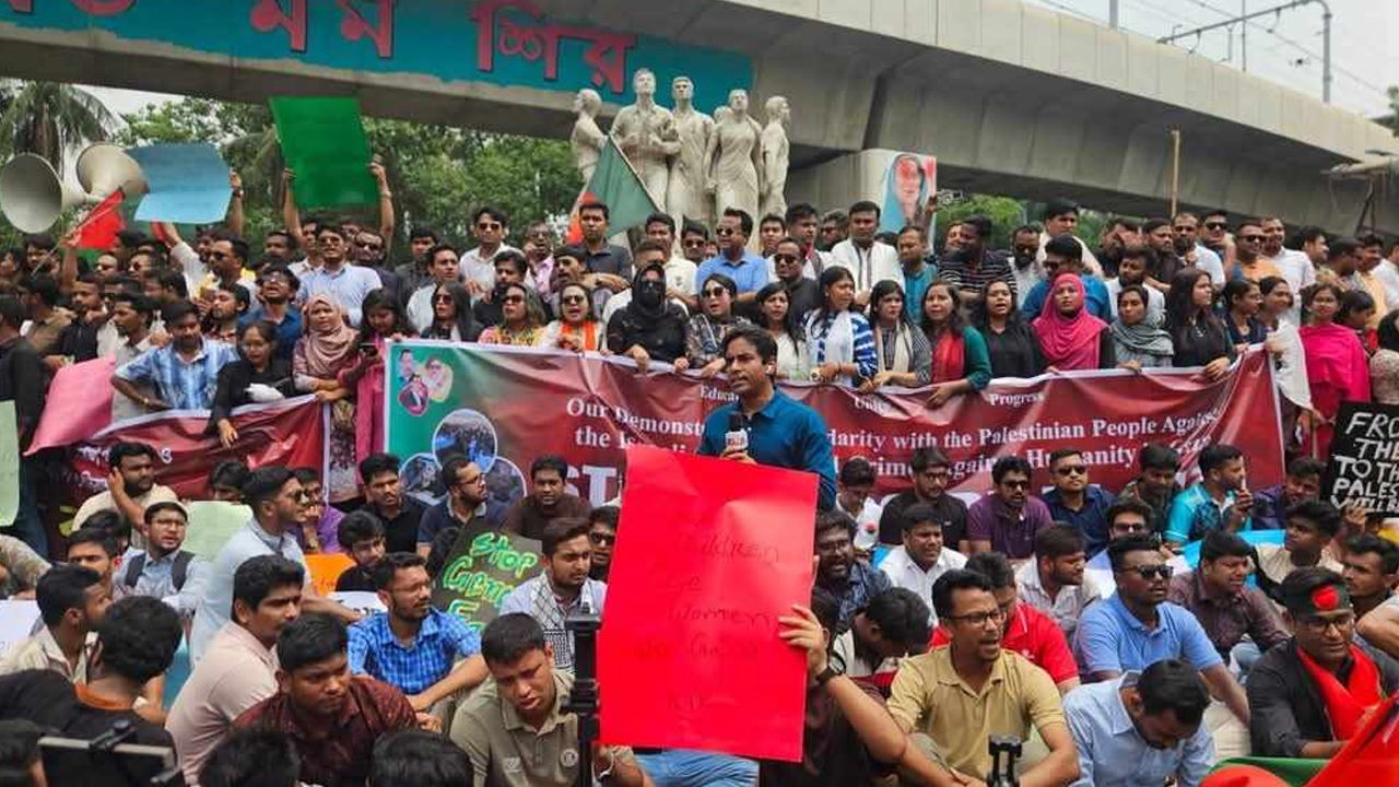 ইসরায়েলি গণহত্যার প্রতিবাদে ঢাবি ক্যাম্পাসে ছাত্রদলের বিক্ষোভকালে ছাত্রদলের নেতাকর্মীরা। ছবি : কালবেলা