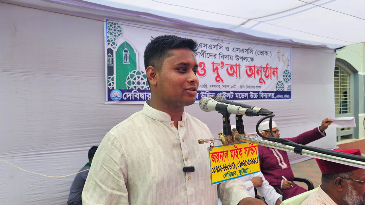 কুমিল্লায় শিক্ষার্থীদের বিদায় অনুষ্ঠানে বক্তব্য দেন হাসনাত আব্দুল্লাহ। ছবি : কালবেলা
