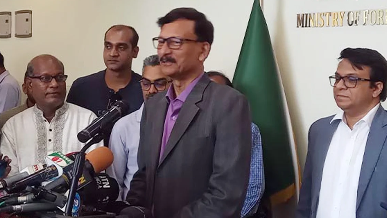সংবাদ সম্মেলনকালে পররাষ্ট্র উপদেষ্টা। ছবি : সংগৃহীত