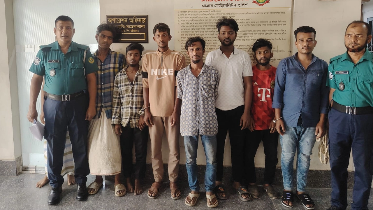 চট্টগ্রাম নগরীর বিভিন্ন এলাকায় অভিযান চালিয়ে অস্থিতিশীলতা সৃষ্টির অভিযোগে গ্রেপ্তার কয়েকজন। ছবি : কালবেলা