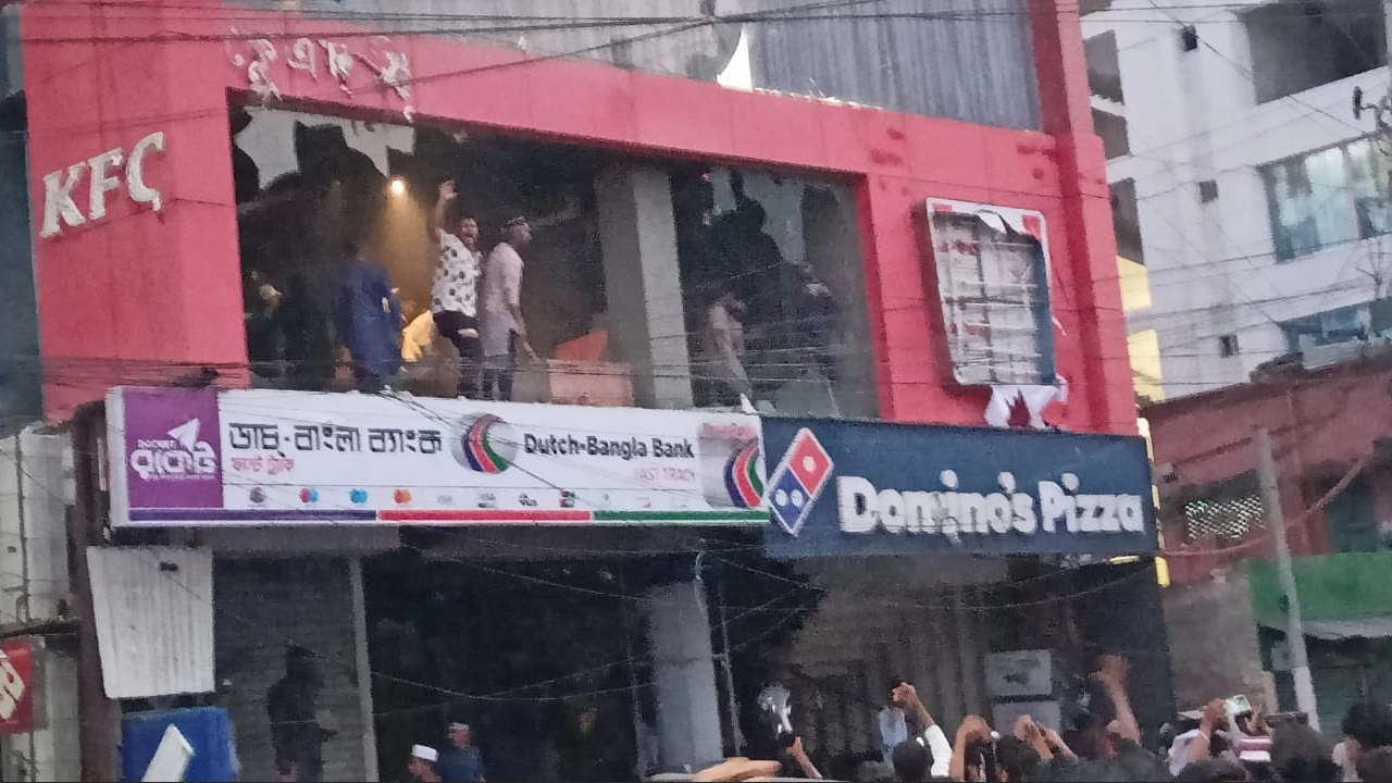 খুলনা কেডিএ অ্যাভিনিউ সড়কের কেএফসি ভবনের গ্লাস ভাঙচুর করে জনতা। ছবি : কালবেলা