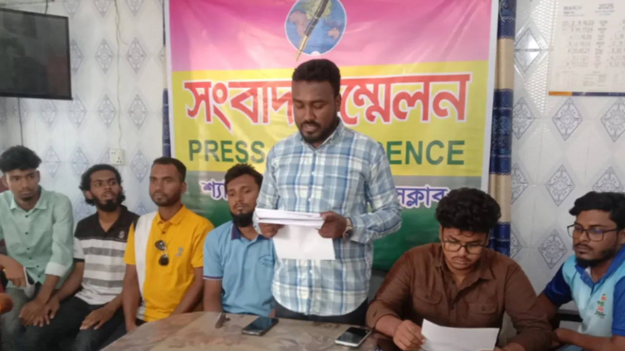 সংবাদ সম্মেলনে লিখিত বক্তব্য পাঠ করেন মো. মাসুম বিল্লাহ। ছবি : কালবেলা