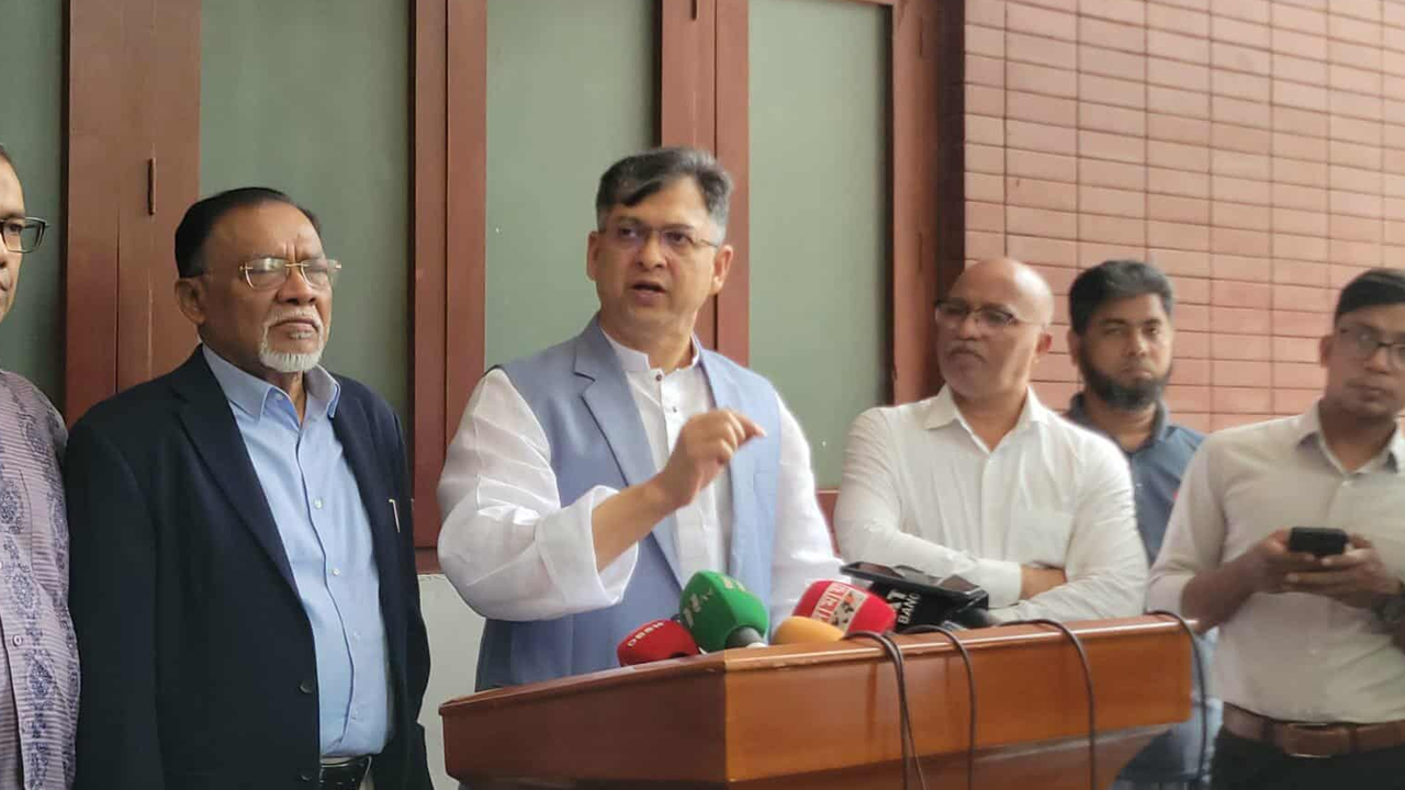 সংবাদ সম্মেলনকালে সালাহউদ্দিন আহমেদ। ছবি : কালবেলা