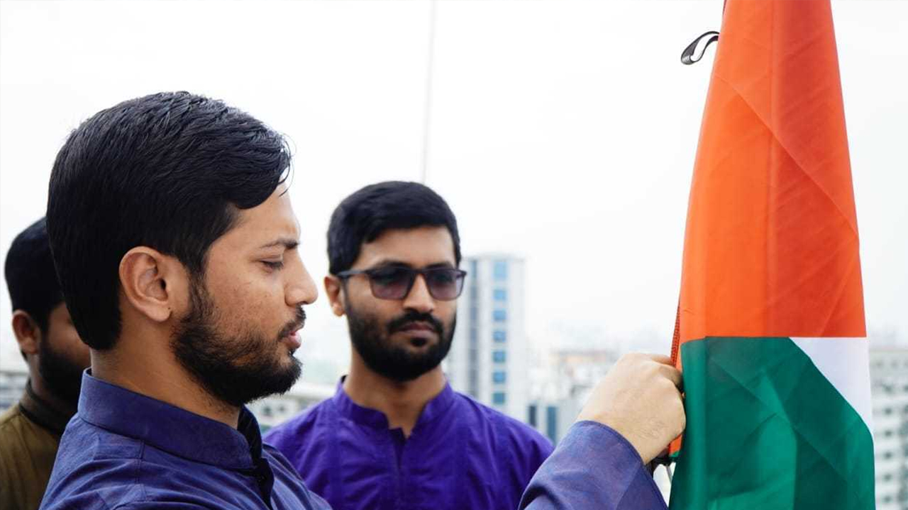 ফিলিস্তিনের পতাকা উত্তোলন করছেন ছাত্রশিবিরের সভাপতি জাহিদুল ইসলাম। ছবি: সংগৃহীত