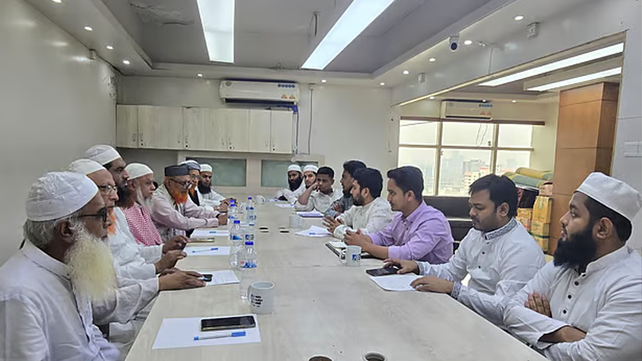এনসিপির অস্থায়ী কেন্দ্রীয় কার্যালয়ে দলটির সঙ্গে হেফাজতে ইসলামের বৈঠক। ছবি : সংগৃহীত