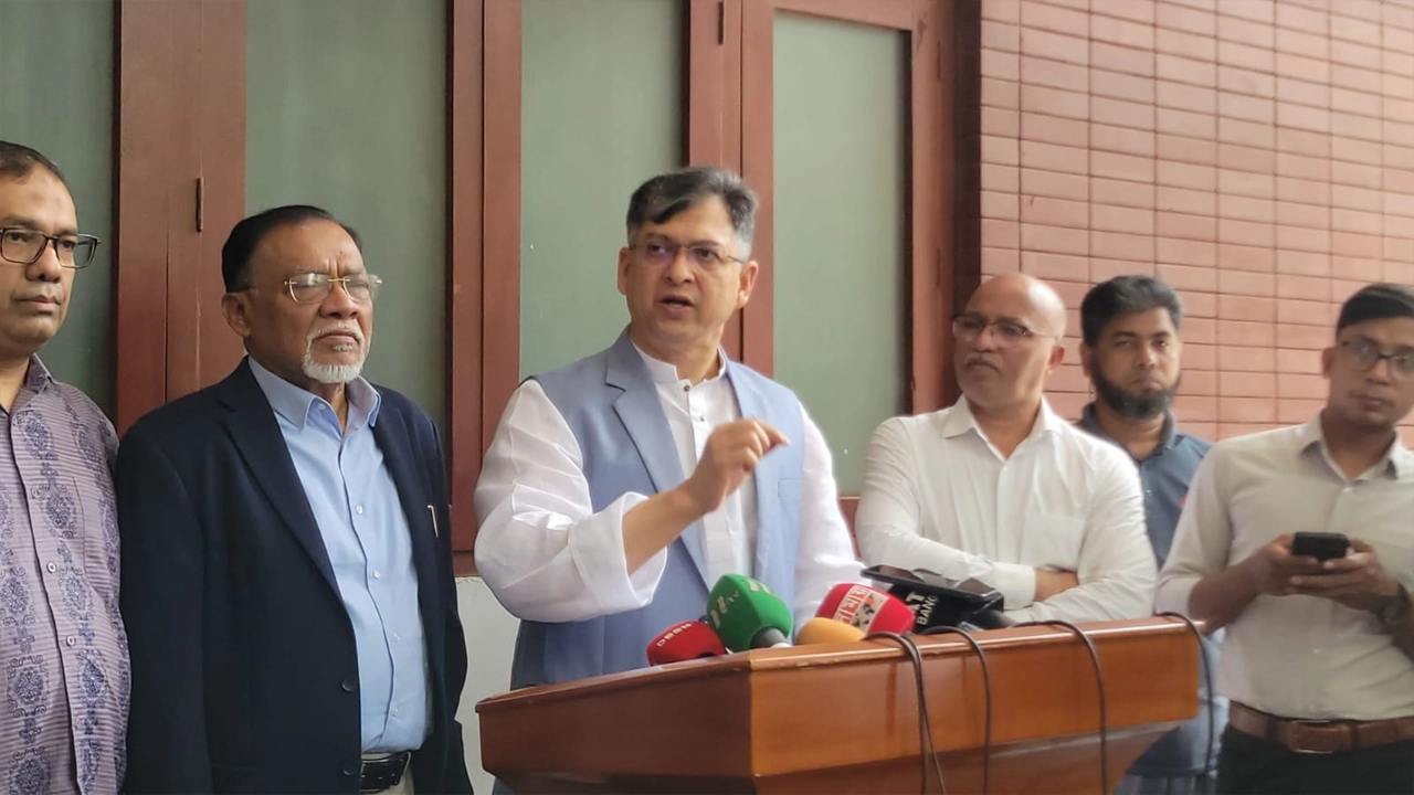 রাজধানীর গুলশানে বিএনপির চেয়ারপারসনের রাজনৈতিক কার্যালয়ে সাংবাদিকদের সঙ্গে কথা বলেন সালাহ উদ্দিন আহমেদ। ছবি : কালবেলা