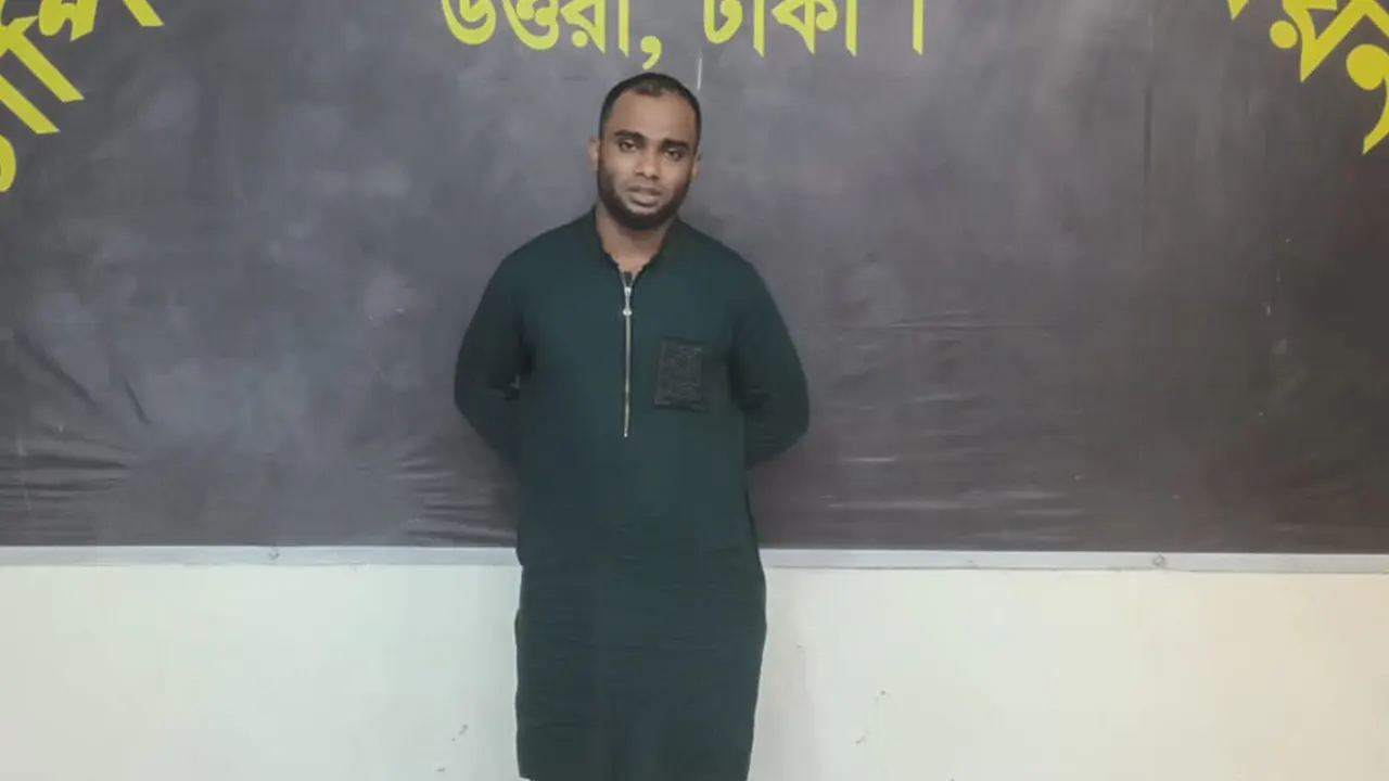 গ্রেপ্তার শাহরিয়ার হোসেন সৈকত। ছবি : কালবেলা