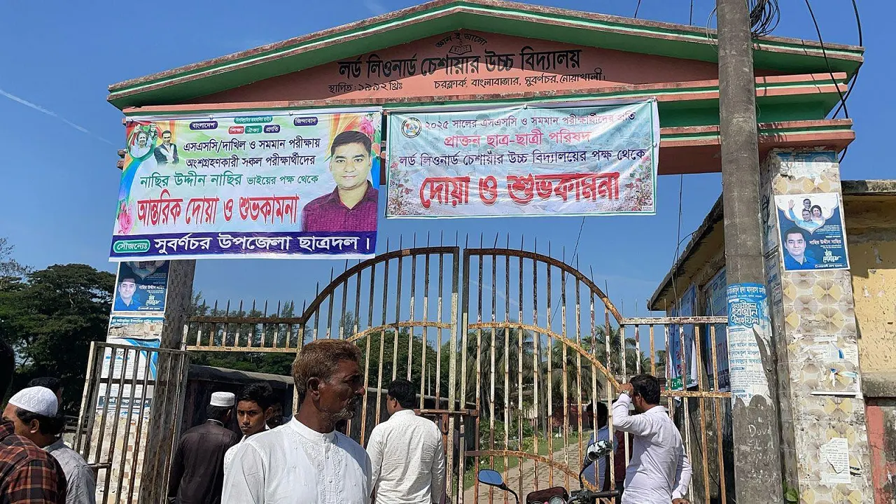 সুবর্ণচর উপজেলায় এসএসসি ও সমমানের পরীক্ষার্থীদের সহায়তায় ছাত্রদলের নেতাকর্মীরা। ছবি : কালবেলা
