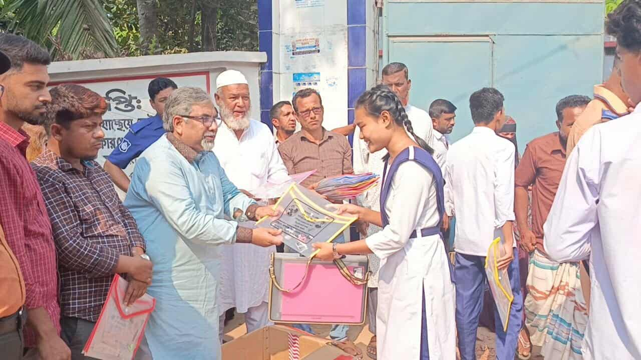 পরীক্ষাসামগ্রী বিতরণকালে সৈয়দ এমরান সালেহ প্রিন্স। ছবি : কালবেলা