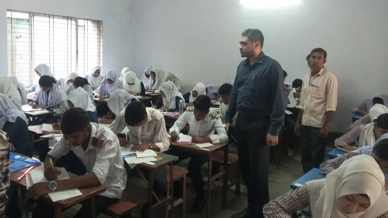 এসএসসি পরীক্ষার প্রথম দিনে শিক্ষার্থীরা। ছবি : কালবেলা