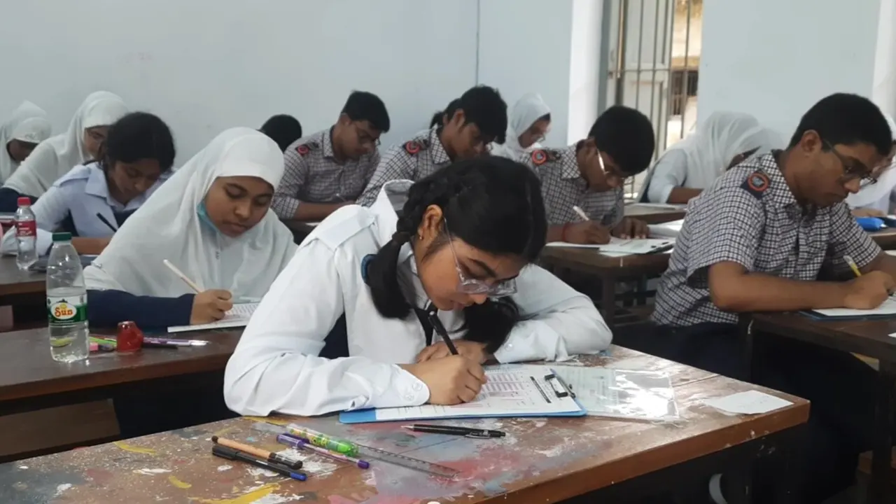মাধ্যমিক স্কুল সার্টিফিকেট (এসএসসি) পরীক্ষার প্রথম দিন। ছবি : কালবেলা
