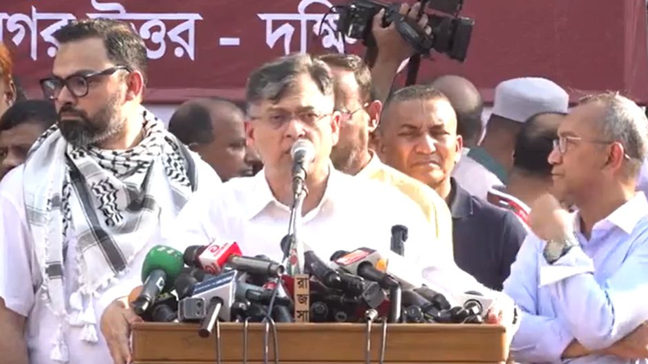 সমাবেশে বক্তব্যকালে সালাহউদ্দিন আহমেদ। ছবি : কালবেলা