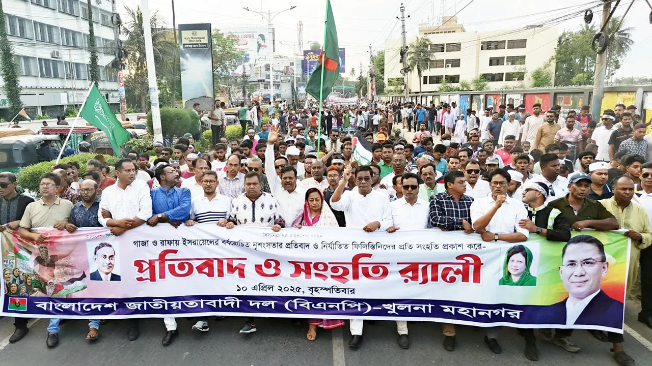 ফিলিস্তিনিদের প্রতি সংহতি জানিয়ে প্রতিবাদী র‌্যালি করে খুলনা মহানগর বিএনপি। ছবি : কালবেলা