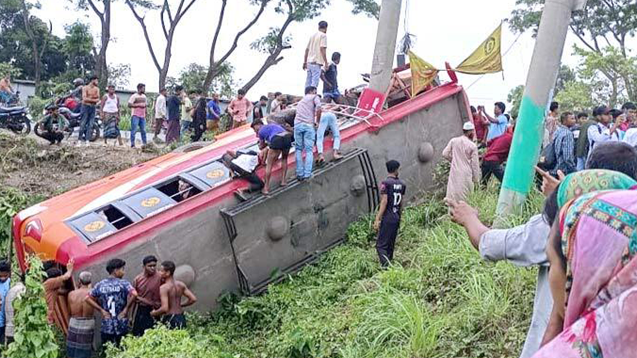 রাস্তা থেকে ছিটকে পড়ে দুর্ঘটনাকবলিত বাস। ছবি : কালবেলা