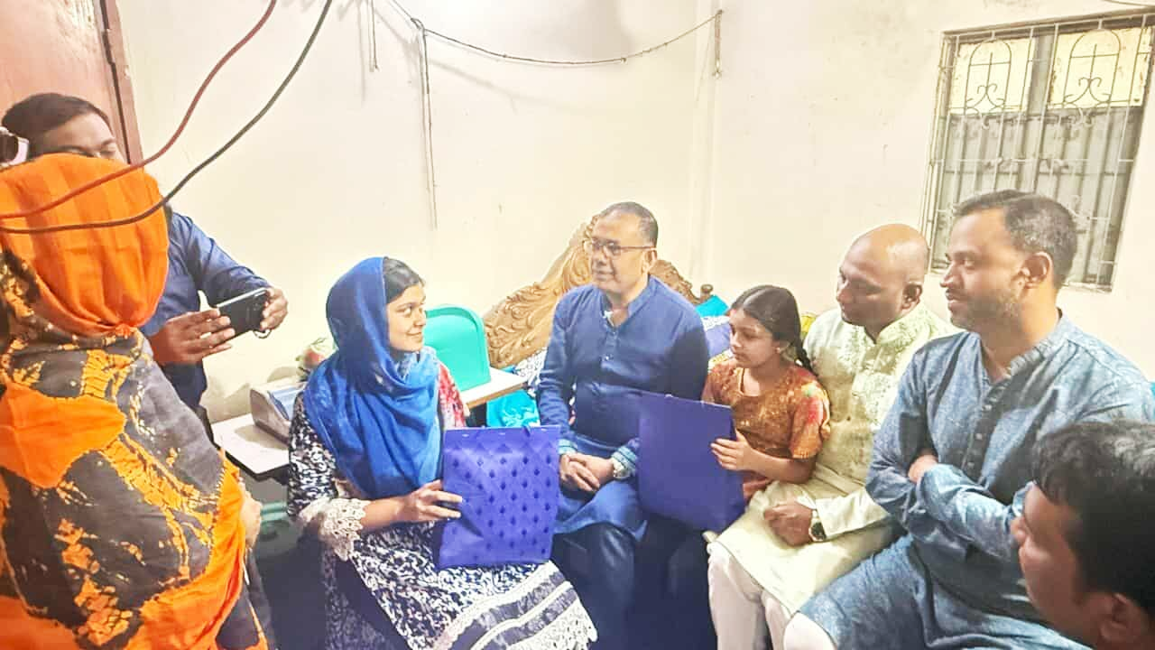 ছাত্রদল নেতা মিলনের পরিবারের সঙ্গে সাক্ষাৎ করেছেন ব‍্যারিস্টার আবু সায়েম। ছবি : সংগৃহীত