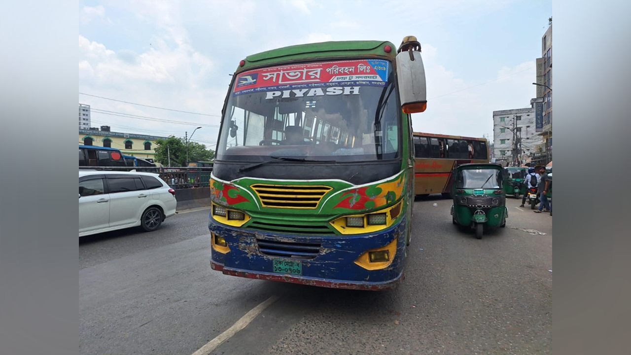 সাভারের পুলিশ টাউন এলাকায় চলন্ত বাসে ছিনতাইয়ের ঘটনা ঘটেছে। ছবি : সংগৃহীত