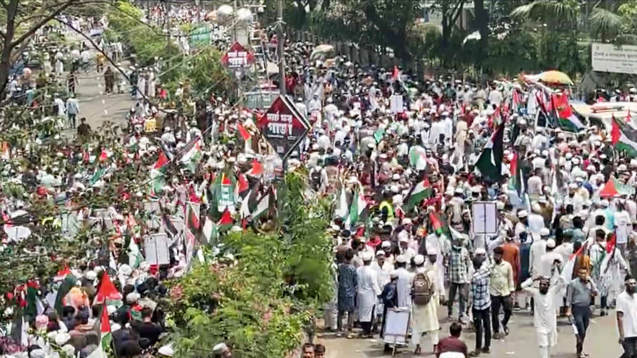 মিছিল নিয়ে মার্চ ফর গাজা কর্মসূচিতে যাচ্ছে নানা শ্রেণিপেশার মানুষ। ছবি : কালবেলা