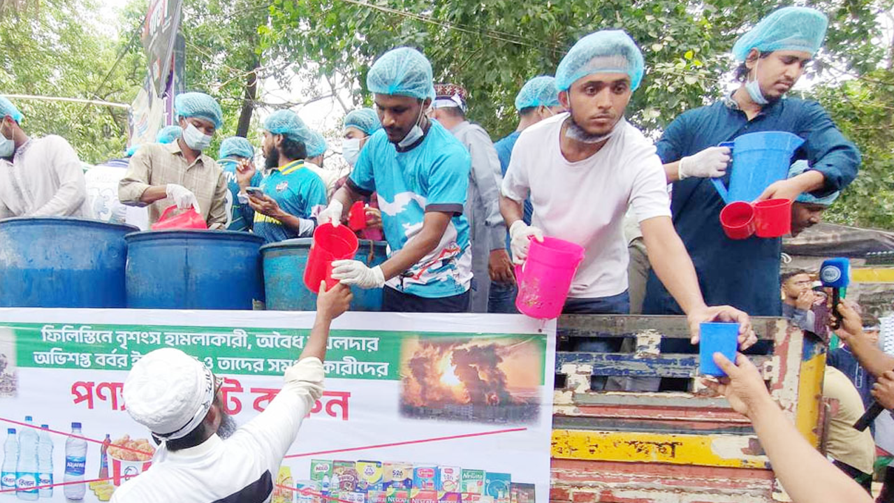 সোহরাওয়ার্দী উদ্যানে বিনামূল্যে শরবত বিতরণ। ছবি : সংগৃহীত