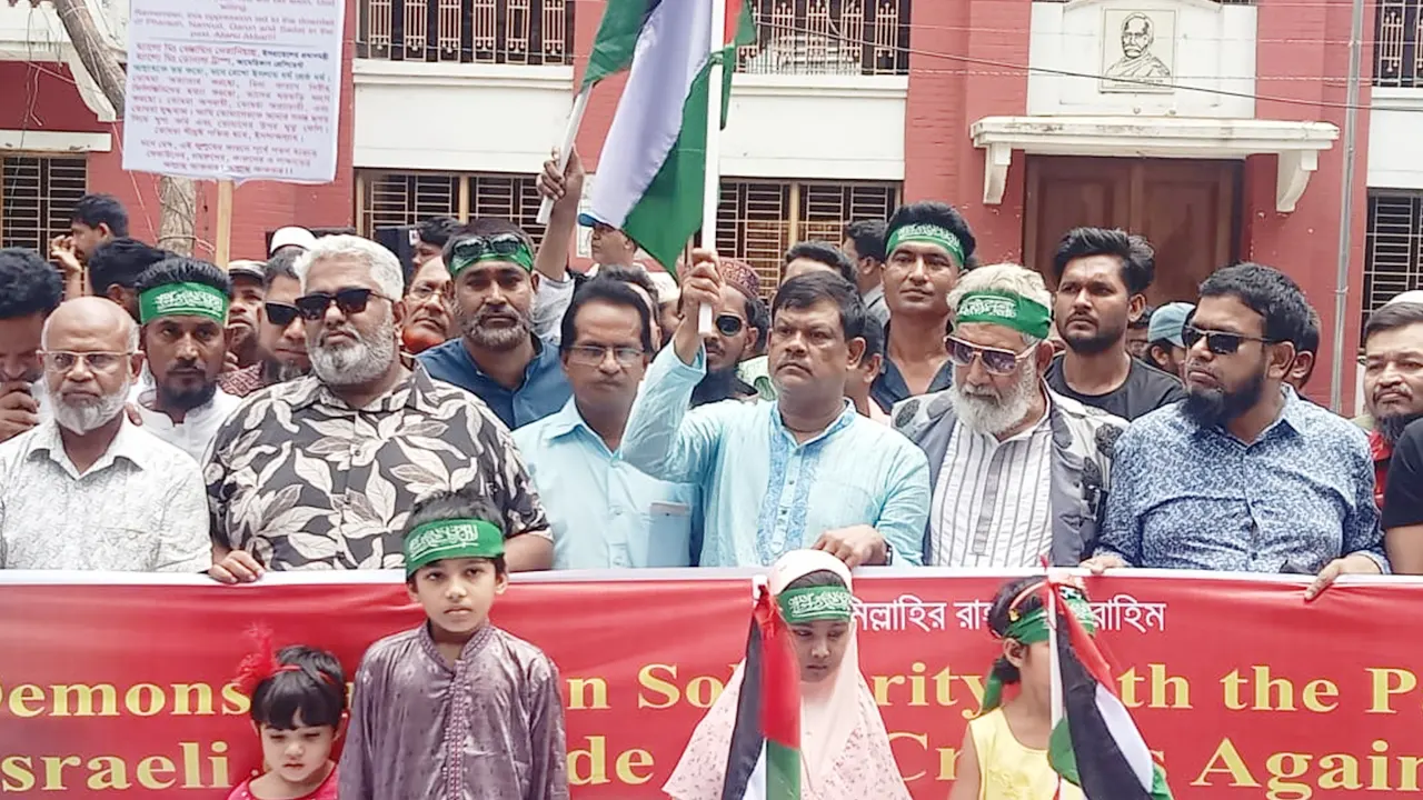 বরিশাল নগরীর অশ্বিনী কুমার টাউন হলের সামনে মানববন্ধনে বক্তব্য দেন আবু নাসের মুহাম্মদ রহমাতুল্লাহ। ছবি : কালবেলা