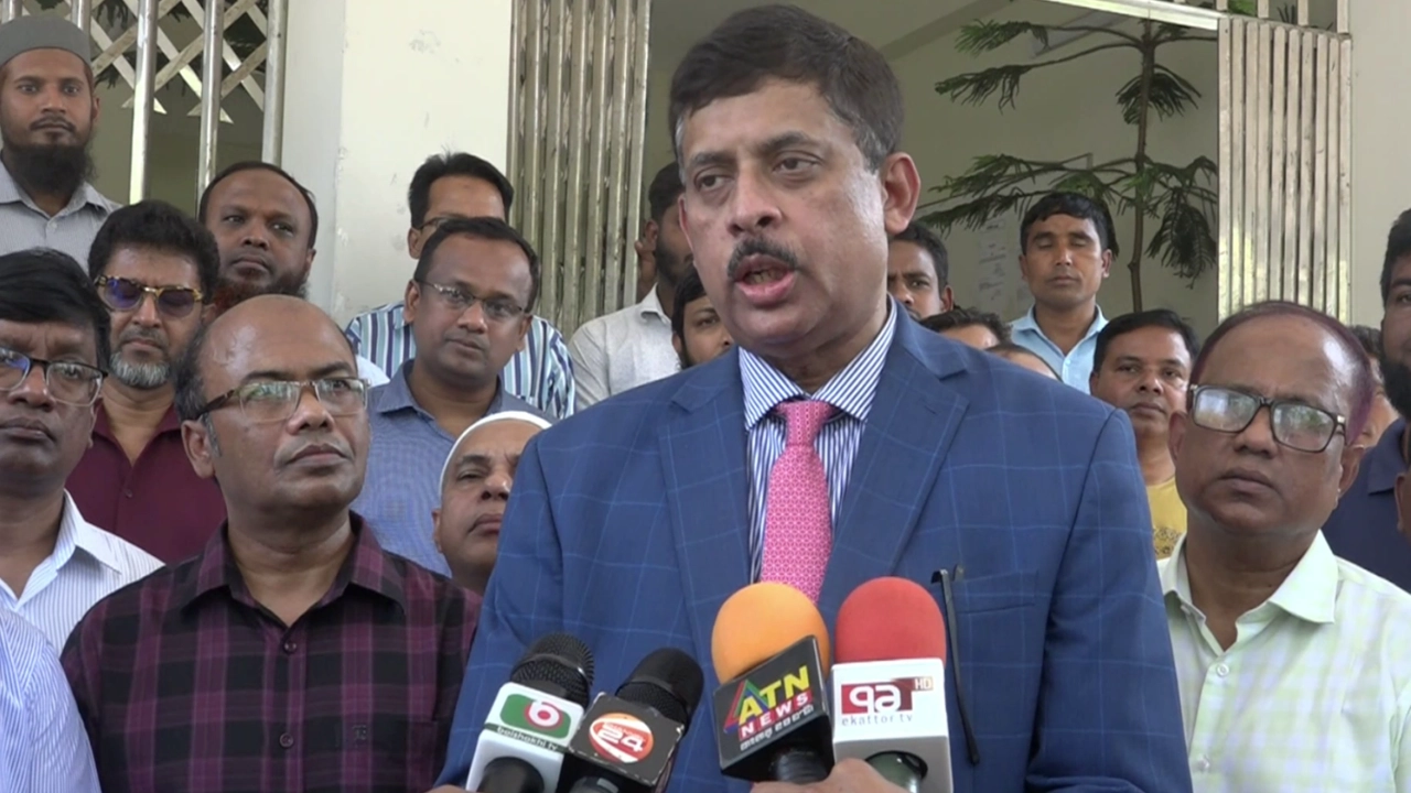 নীলফামারী সরকারি মেডিকেল কলেজ পরিদর্শন শেষে সাংবাদিকদের সঙ্গে কথা বলছেন অধ্যাপক ডা. নাজমুল হোসেন। ছবি : কালবেলা