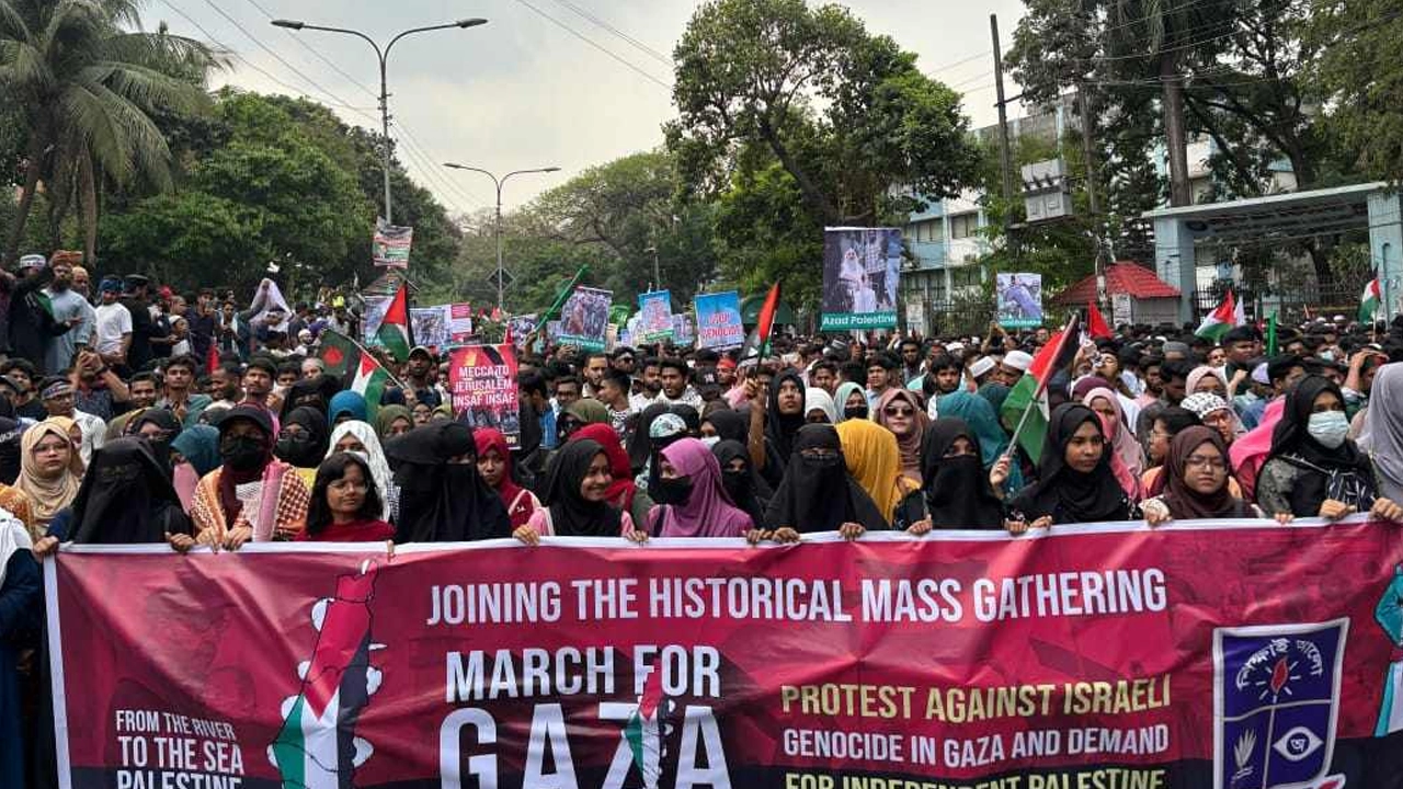 ‘মার্চ ফর গাজা’য় ঢাকা বিশ্ববিদ্যালয়ের ১০ হাজারের অধিক শিক্ষার্থী অংশগ্রহণ করেন। ছবি : কালবেলা