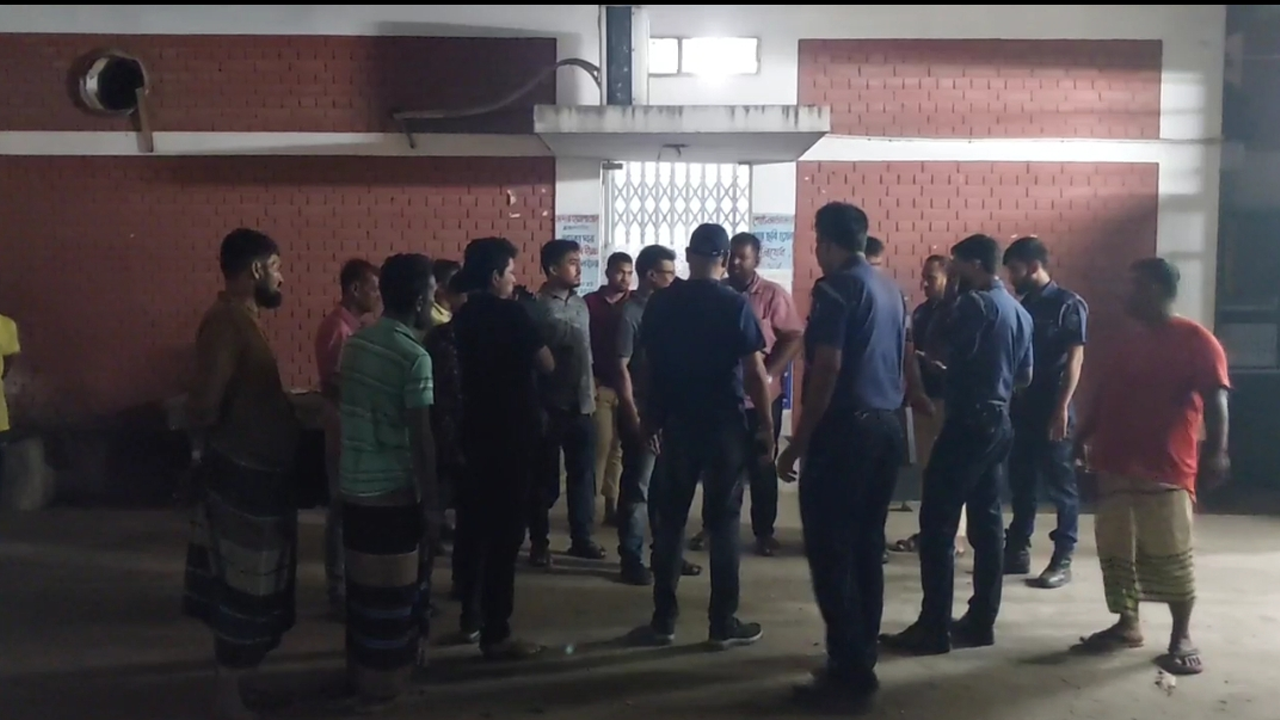 মর্গের সামনে নিহতের আত্মীয় স্বজনরা। ছবি : কালবেলা