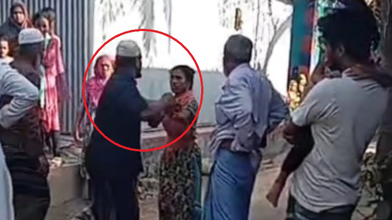 কুমিল্লার দেবিদ্বারে বসতভিটা লিখে দিতে নারীকে বিএনপি নেতাদের মারধর। ছবি : ভিডিও থেকে