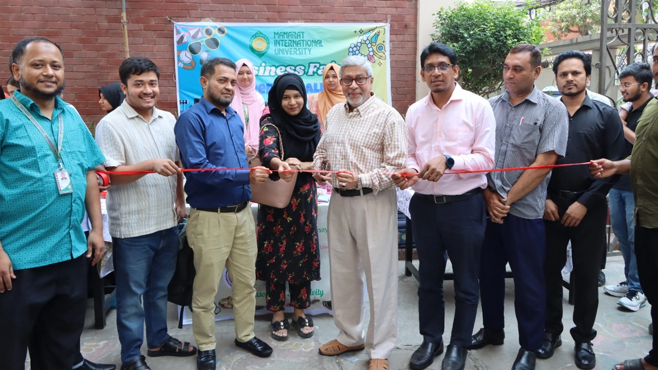 ফিতা কেটে বিজনেস ফেয়ার উদ্বোধন করেন ভারপ্রাপ্ত উপাচার্য প্রফেসর ড. মোহাম্মদ আবদুর রব। সৌজন্য ছবি
