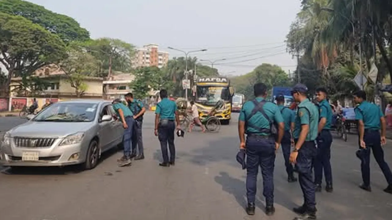 কঠোর নিরাপত্তায় ঢাবি ক্যাম্পাস। ছবি : কালবেলা