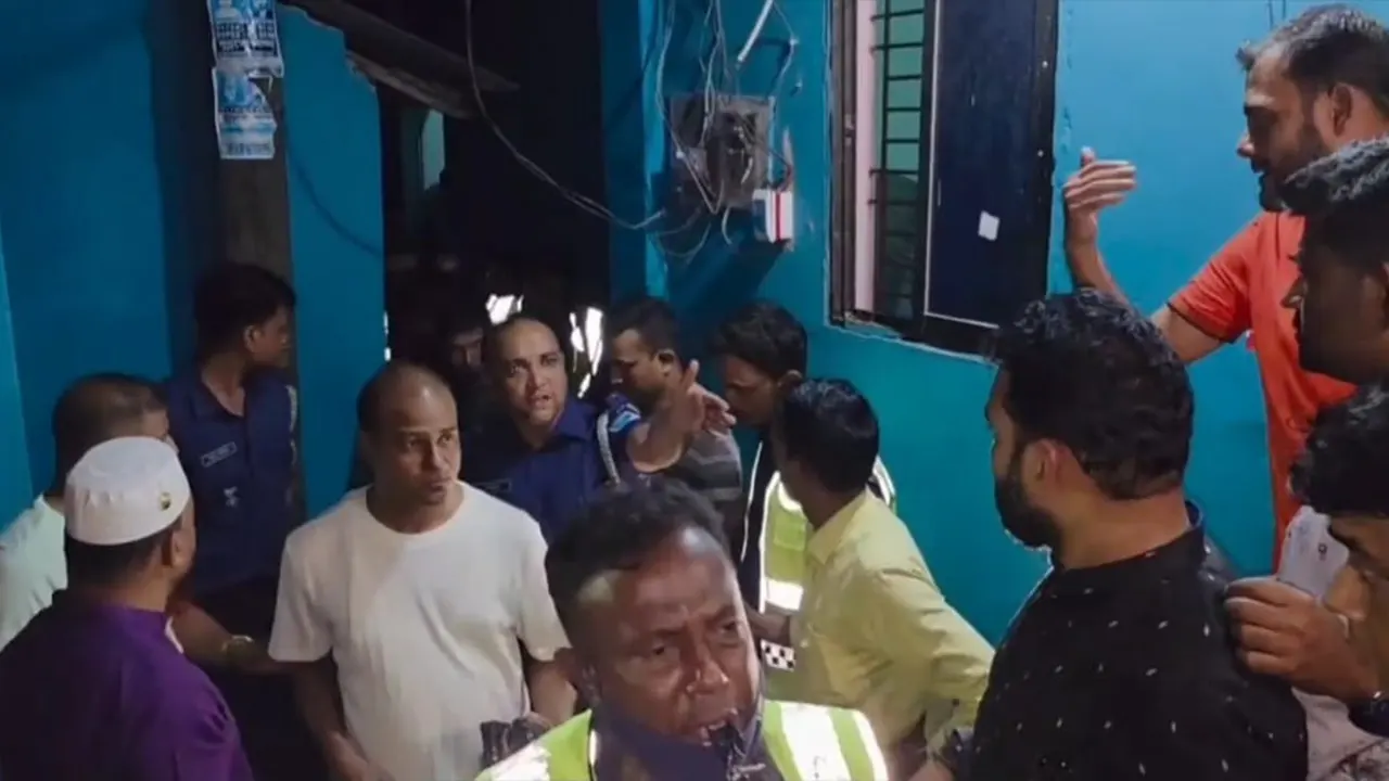 গাজীপুরে পুলিশের ওপর হামলা। ছবি : কালবেলা