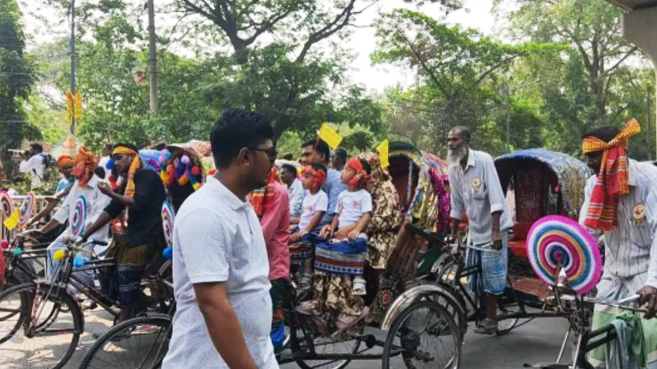 শোভাযাত্রায় অংশ নিয়েছেন রিকশাচালকরা। ছবি : কালবেলা