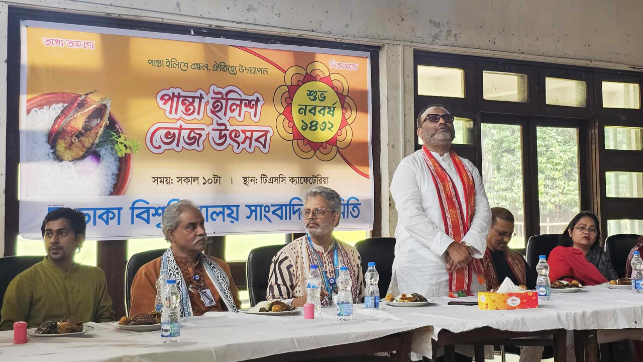 বক্তব্য রাখছেন ঢাকা বিশ্ববিদ্যালয়ের উপাচার্য অধ্যাপক ড. নিয়াজ আহমদ খান। ছবি : কালবেলা