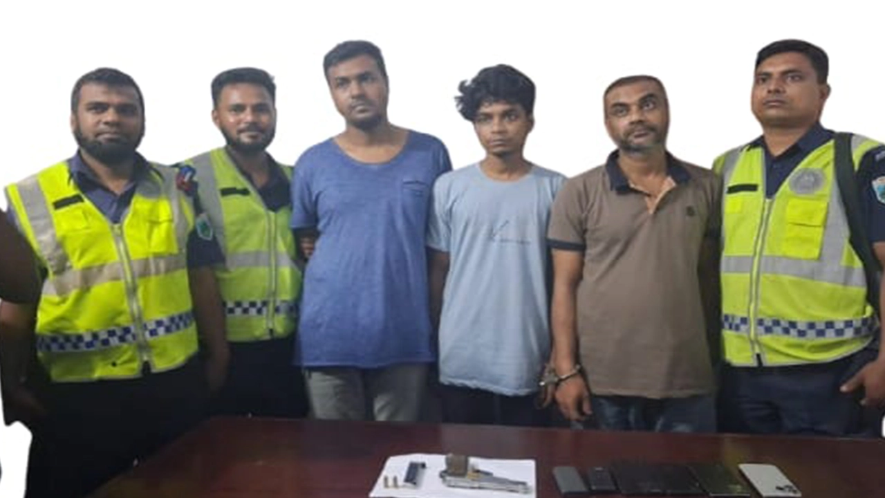 রাজশাহীর চারঘাটে একটি বিদেশি পিস্তল, ম্যাগজিন ও ২ রাউন্ড গুলিসহ তিনজনকে গ্রেপ্তার। ছবি : কালবেলা