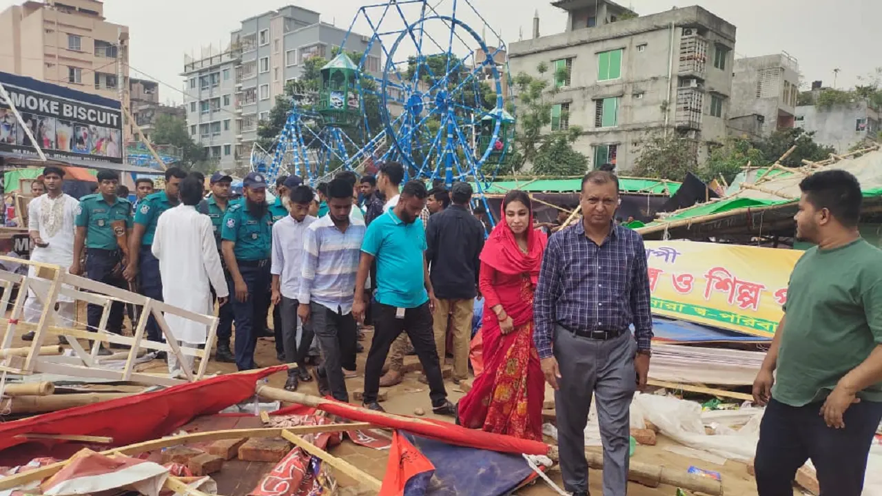 মিরপুর ১১ নম্বরে অবৈধ মেলার সব স্টল ও রাইড গুঁড়িয়ে দিয়েছে ঢাকা উত্তর সিটি করপোরেশন। ছবি : কালবেলা