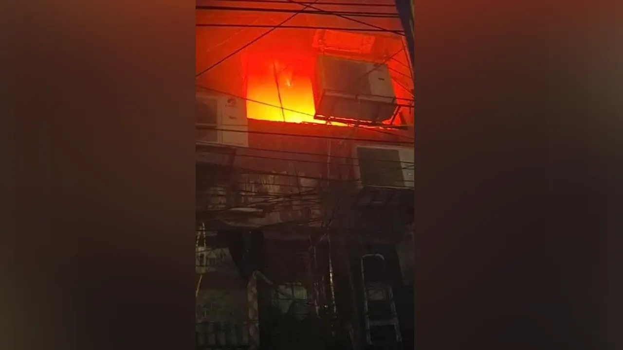 চট্টগ্রামে এবার মার্কেটে আগুন। ছবি : কালবেলা