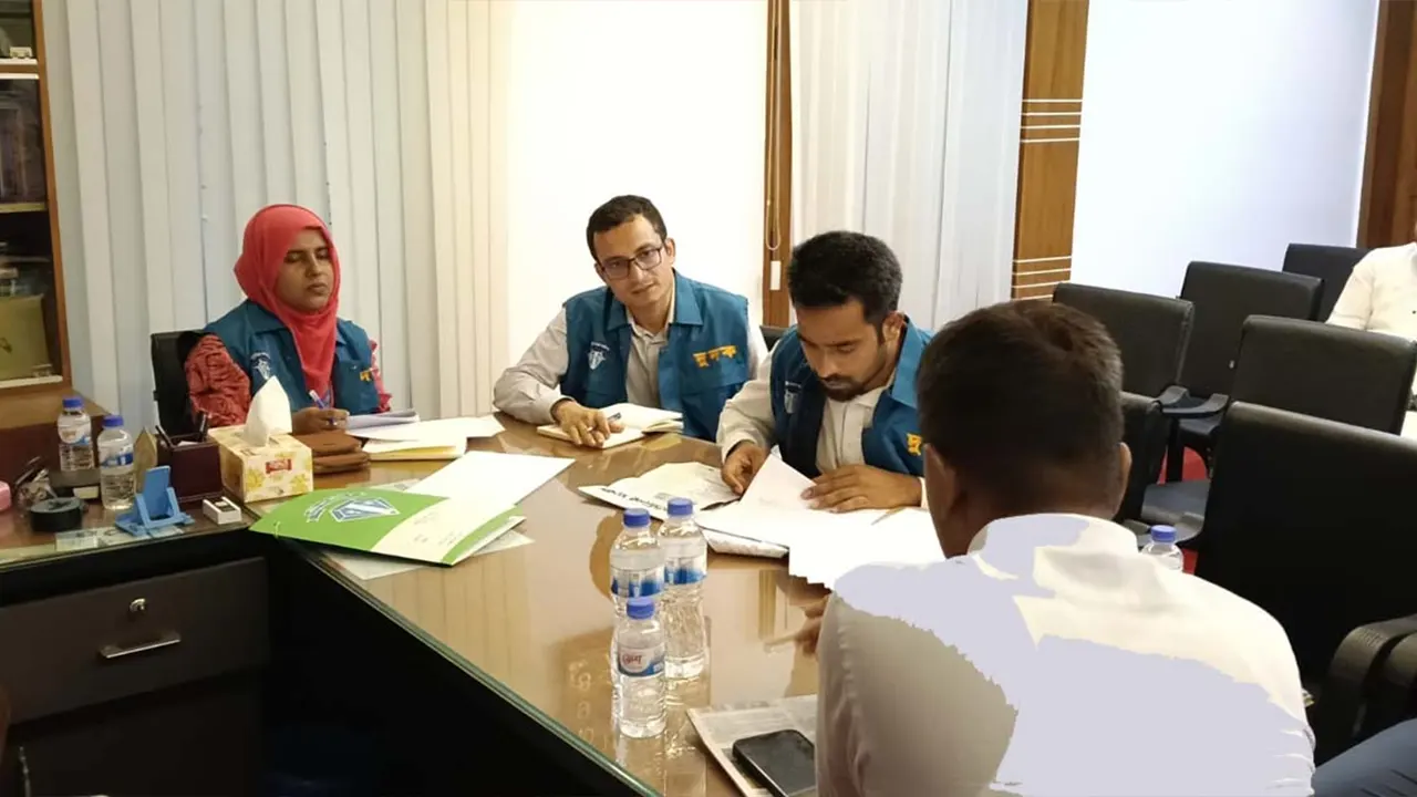 জেলা রেজিস্ট্রার কার্যালয়ে দুদকের অভিযান। ছবি : কালবেলা