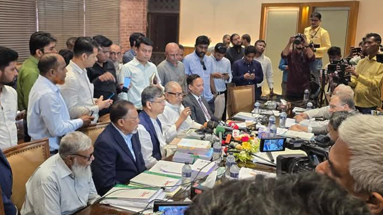 জাতীয় সংসদ ভবনের এলডি হলে জাতীয় ঐকমত্য কমিশনের সঙ্গে বৈঠকে বিএনপির প্রতিনিধি দল। ছবি : কালবেলা