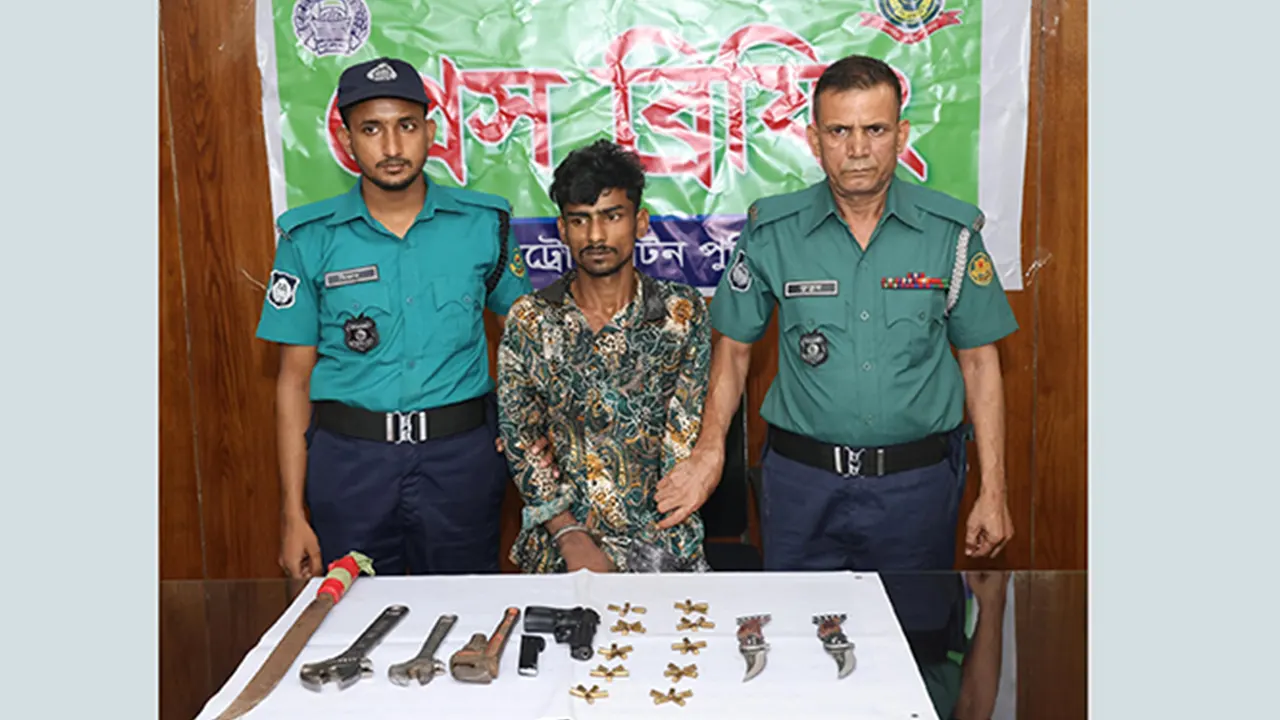গ্রেপ্তারকৃত আরিফ হোসেন প্রকাশ মেহেদী। ছবি : কালবেলা