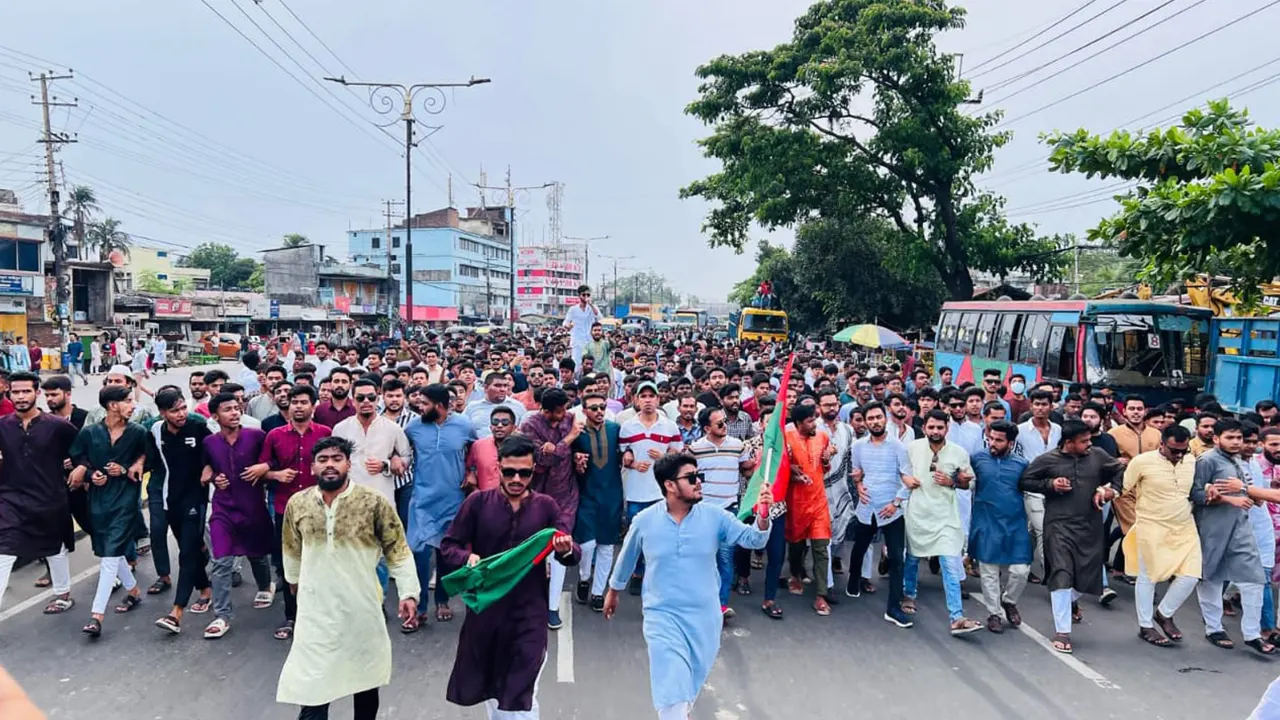 চট্টগ্রাম নগরীর আকবর শাহ থানা বিএনপি ও তার অঙ্গসংগঠন কর্নেল হাট এলাকায় বিক্ষোভ মিছিল করে। ছবি : কালবেলা