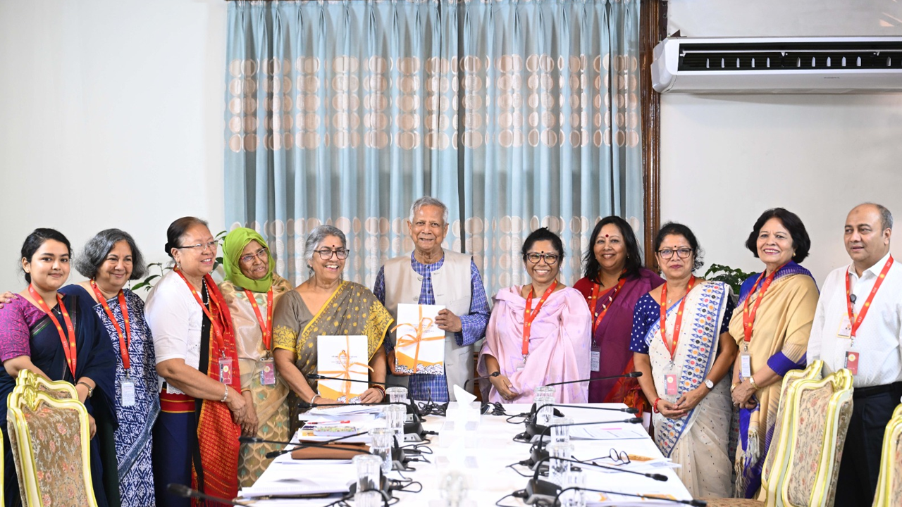 প্রধান উপদেষ্টার কাছে প্রতিবেদন জমাদানকালে নারীবিষয়ক সংস্কার কমিশনের সদস্যরা। ছবি : সংগৃহীত