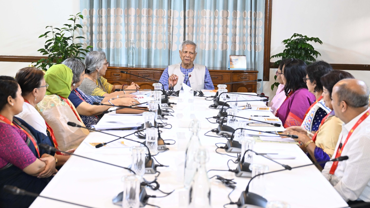 প্রধান উপদেষ্টা ও নারীবিষয়ক সংস্কার কমিশনের সদস্যরা। ছবি : সংগৃহীত