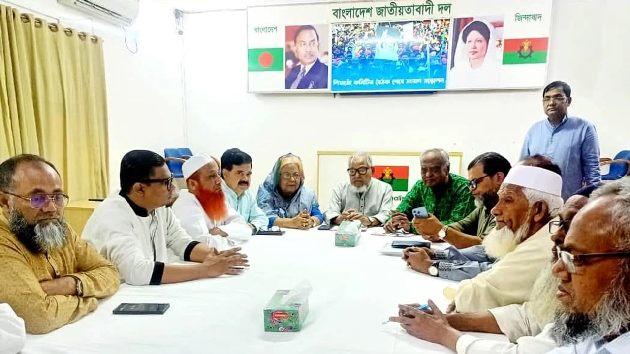 ১২ দলীয় জোটের সঙ্গে বিএনপির লিয়াজোঁ কমিটির বৈঠকে নজরুল ইসলাম। ছবি : কালবেলা