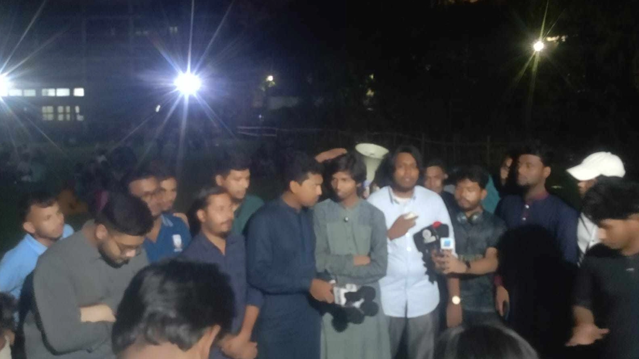 ঢাবির টিএসসিতে ‘গণহত্যাকারী আওয়ামী লীগ নিষিদ্ধকরণ আন্দোলন’ প্ল্যাটফর্মের সংবাদ সম্মেলন। ছবি : কালবেলা