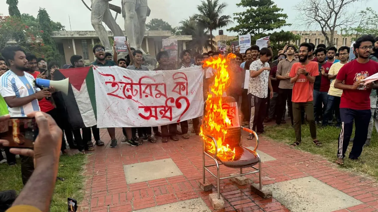 কুয়েট ভিসির পদত্যাগের ১ দফা দাবিতে প্রতীকী গদি জ্বালানো কর্মসূচি পালন করেছেন শিক্ষার্থীরা। ছবি : কালবেলা
