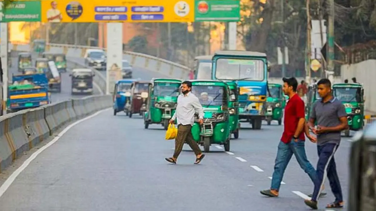 রাস্তা পারাপারের পুরোনো ছবি : সংগৃহীত