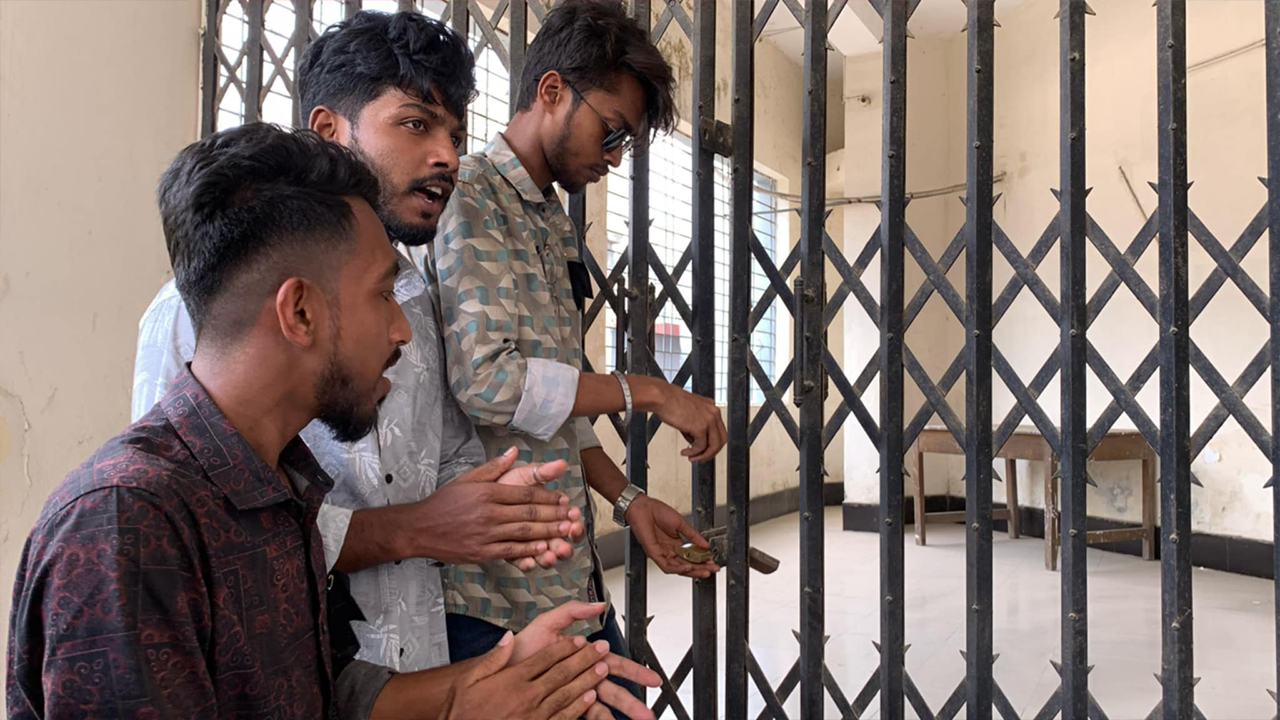 রাজশাহী পলিটেকনিক ইন্সটিটিউটে তালা দেন শিক্ষার্থীরা। ছবি : কালবেলা